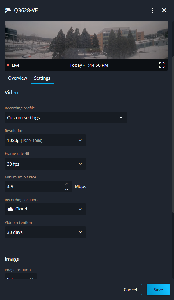 Registerkarte „Kameraeinstellungen“ im Genetec Configuration Web, die eine Konfiguration mit benutzerdefinierten Einstellungen zeigt.