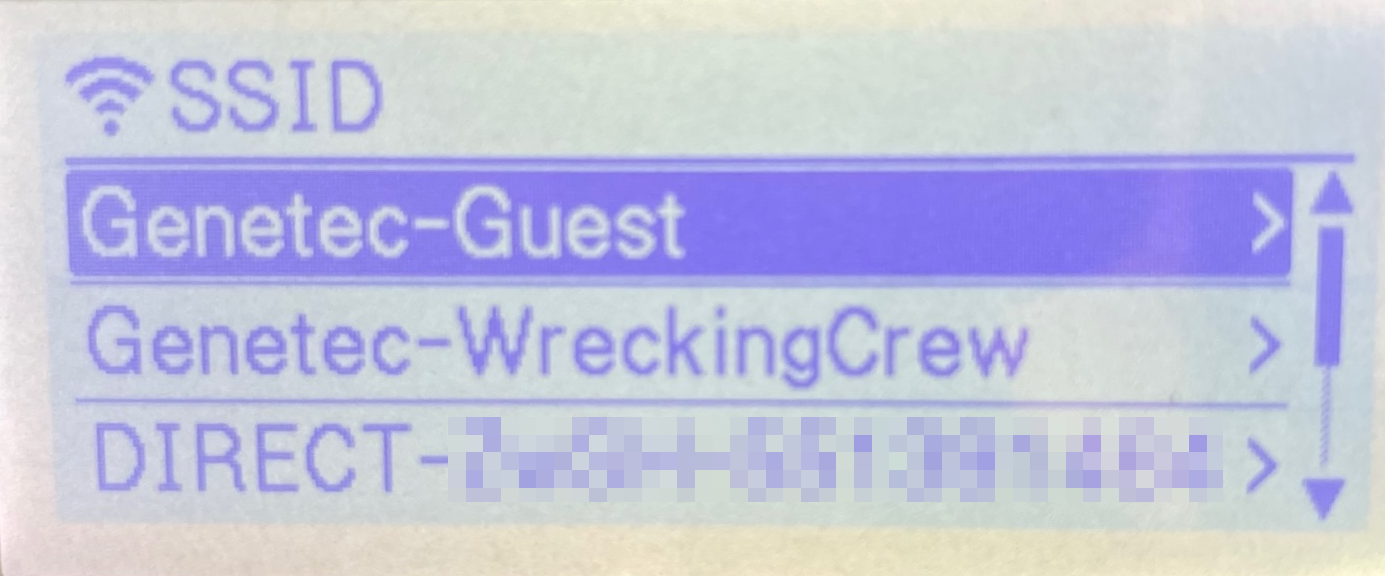 LCD-Display des Brother QL-820NWB-Etikettendruckers mit dem SSID-Menü und einem ausgewählten Wi-Fi-Netzwerk.
