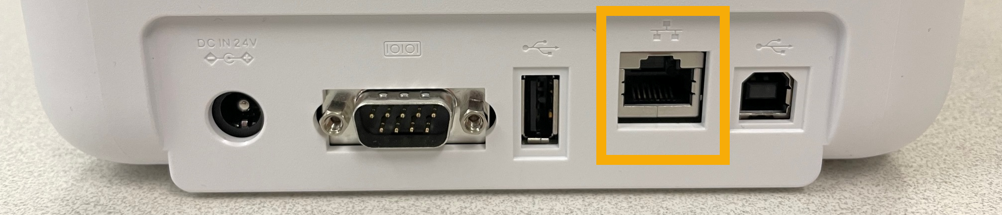 Rückseite des Brother TD-4550DNWB-Etikettendruckers mit hervorgehobenem Ethernet-Anschluss.