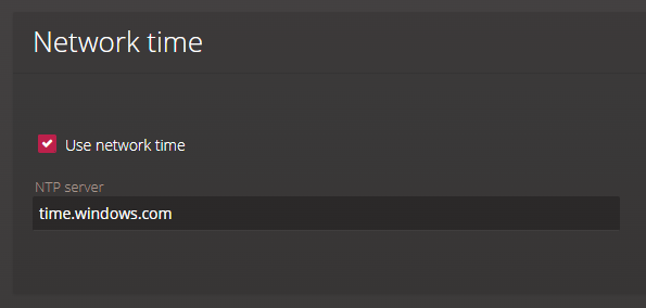 Portal de dispositivos Synergis que muestra la sección Hora de red con un servidor NTP configurado.