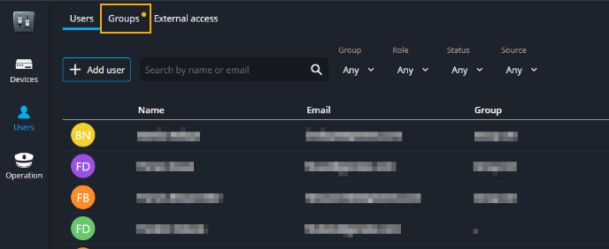 Pestaña de grupos en la Genetec Configuration con un punto amarillo que indica que se requiere una acción para uno o más grupos.