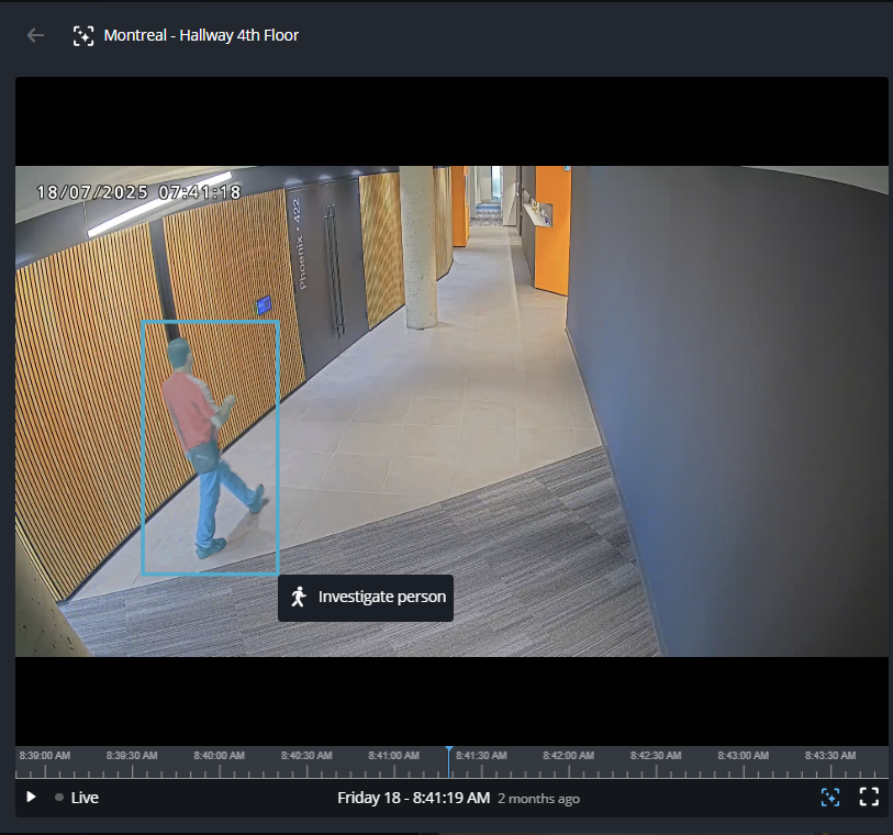 Reproductor de video de búsqueda inteligente en Genetec Operation que muestra a una persona seleccionada para la investigación.