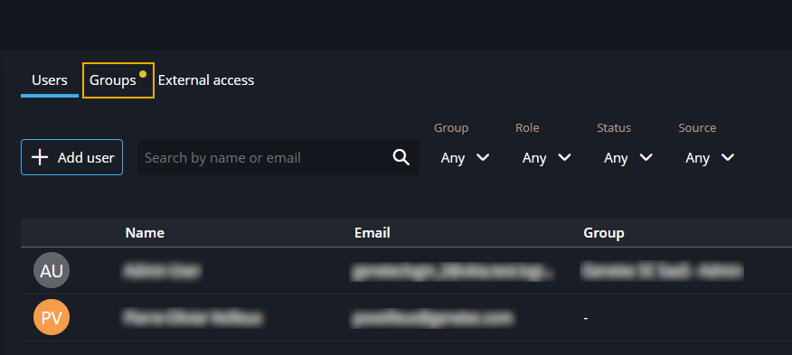 Pestaña de grupos en la tarea de Configuración con un punto amarillo que indica que se requiere una acción para uno o más grupos.