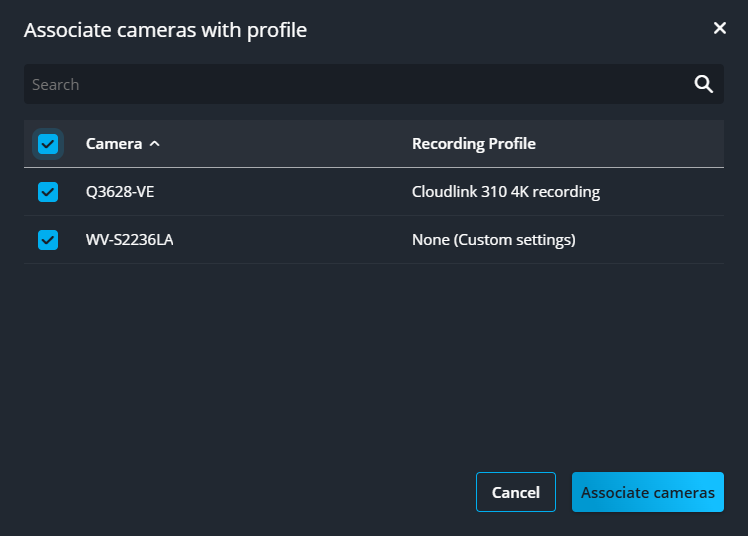 El cuadro de diálogo de Asociar cámaras con perfil en Genetec Configuration web que muestra las cámaras seleccionadas.