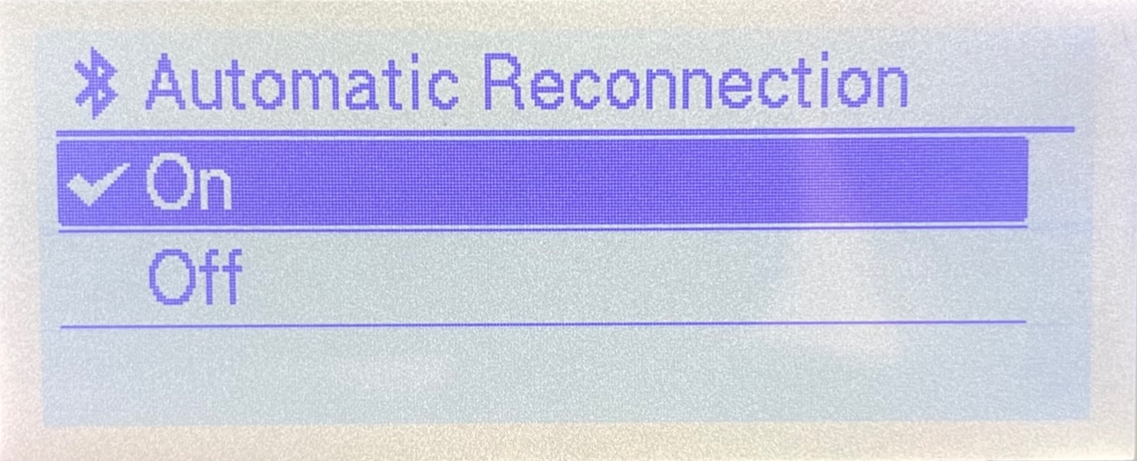 Pantalla LCD de impresora de etiquetas Brother TD-4550DNWB que muestra el menú de Reconexión Automática de Bluetooth con Reconexión Automática habilitada.