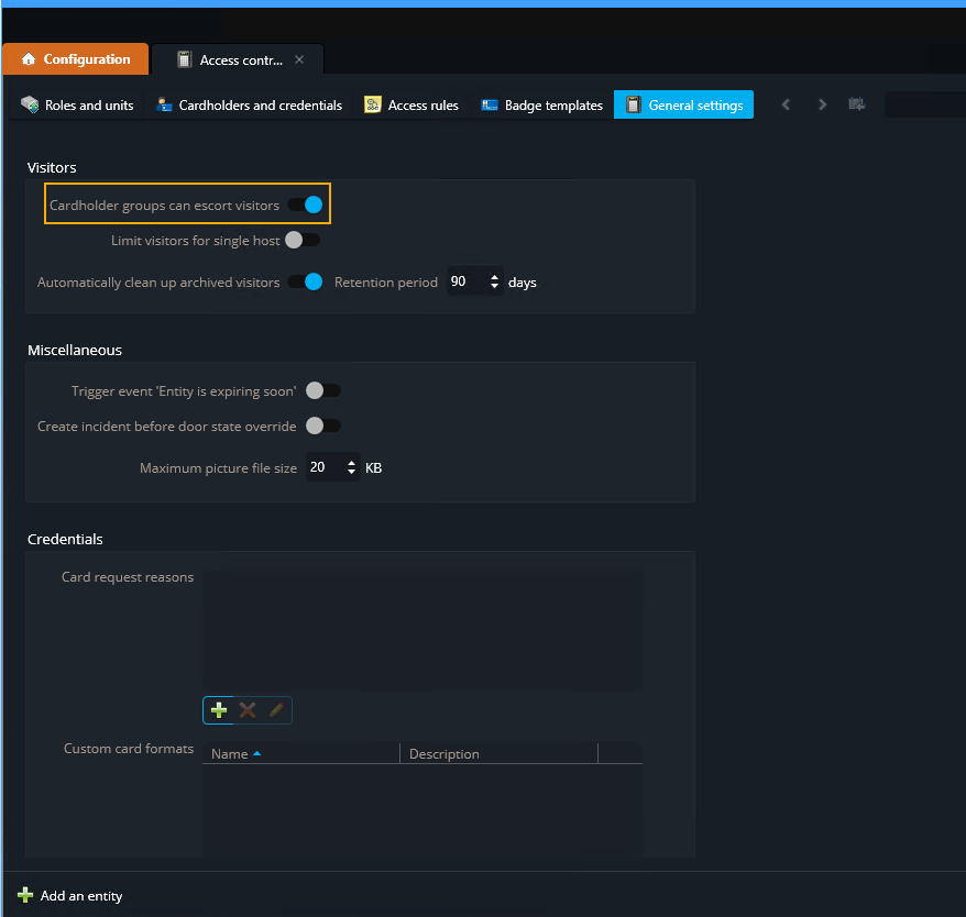 Tarea de control de acceso en Genetec Configuration, que muestra la sección de configuración general con la opción de grupos de configuración de tarjetahabientes activada.
