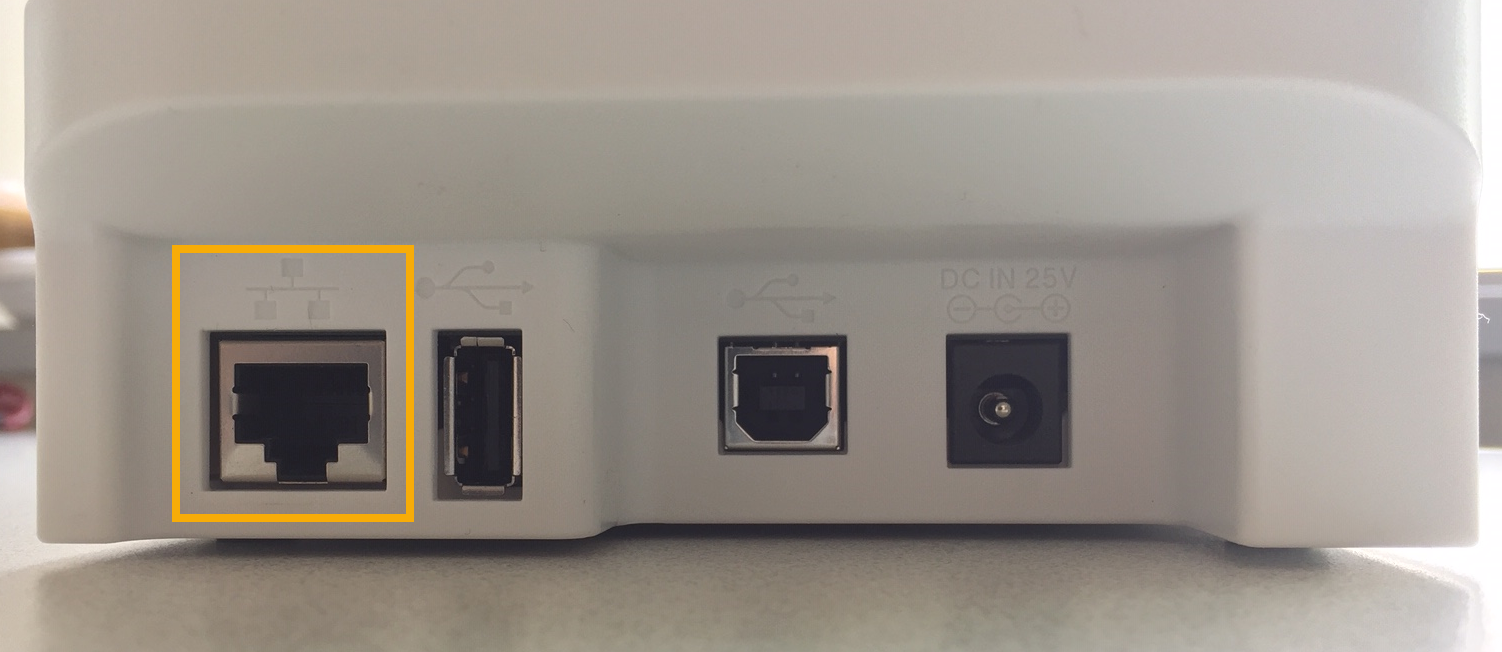 Achterkant van de Brother QL-820NWB labelprinter met de ethernetpoort gemarkeerd.