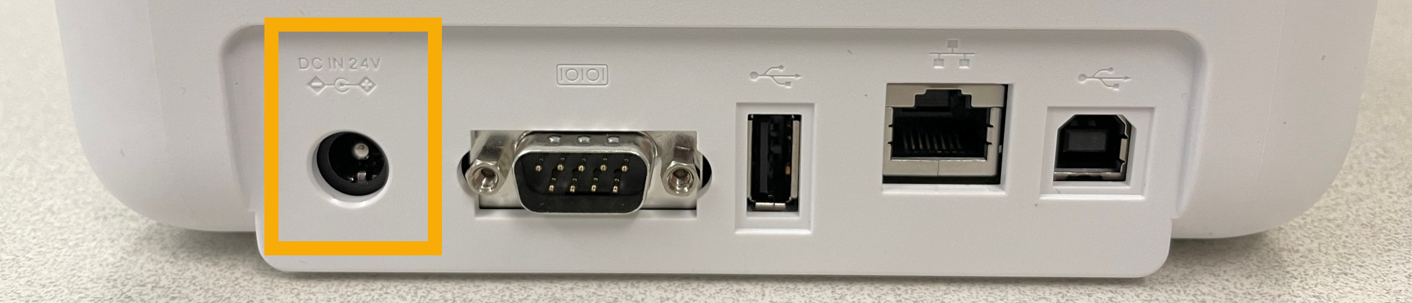 Achterkant van de Brother TD-4550DNWB labelprinter met de AC-adapterpoort gemarkeerd.